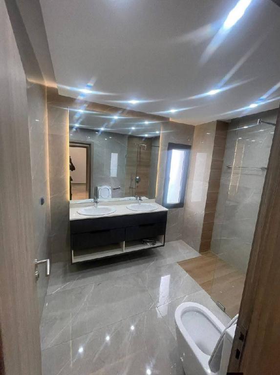 Location Appart 4 Pièces + 1 Dpdce Riv. Bonoumin Rond-point ADO à Abidjan - Photo 5