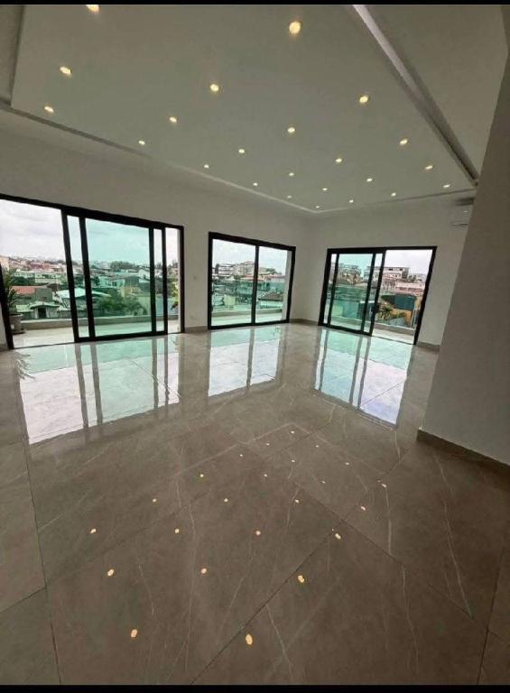 Location Appart 4 Pièces + 1 Dpdce Riv. Bonoumin Rond-point ADO à Abidjan - Photo 6