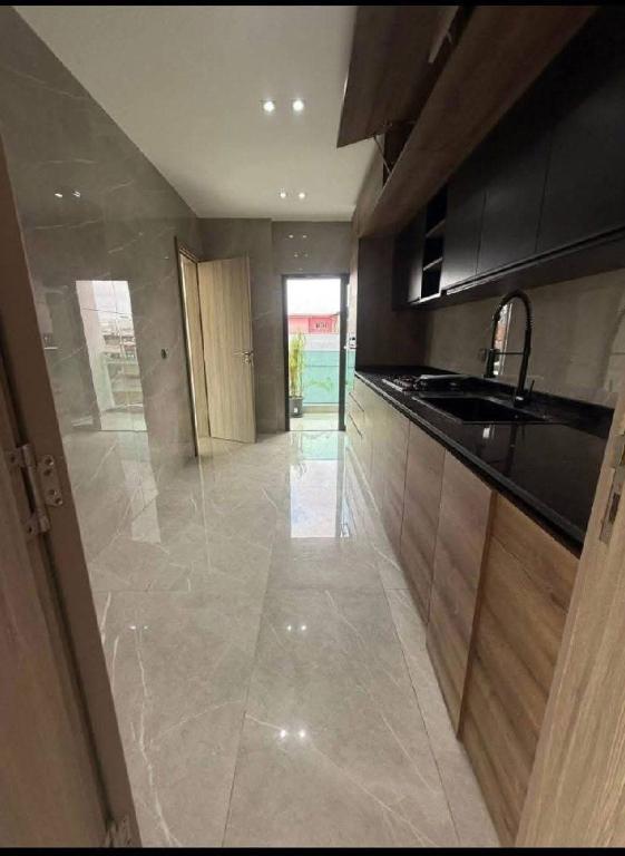 Location Appart 4 Pièces + 1 Dpdce Riv. Bonoumin Rond-point ADO à Abidjan - Photo 8
