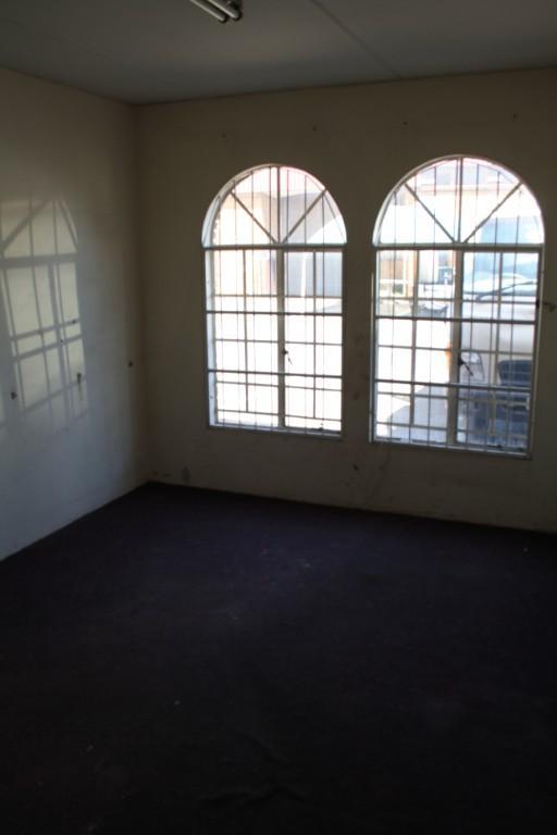 T4 - 295m² Factory, Workshop, Distribution Space To Let in Johannesburg - Image 2