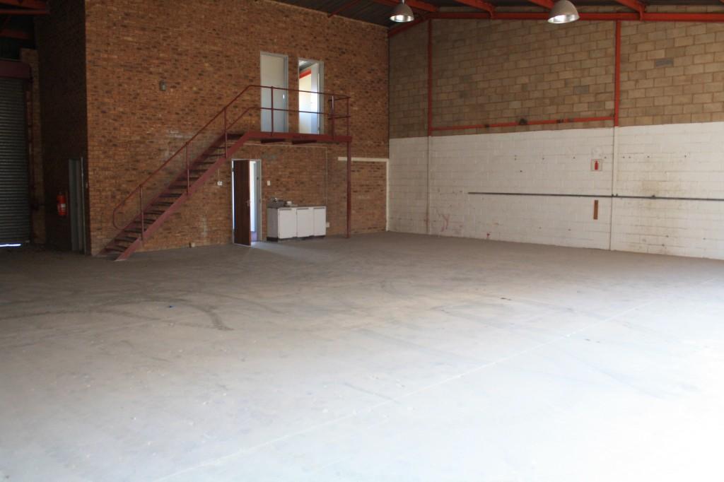 T4 - 295m² Factory, Workshop, Distribution Space To Let in Johannesburg - Image 4