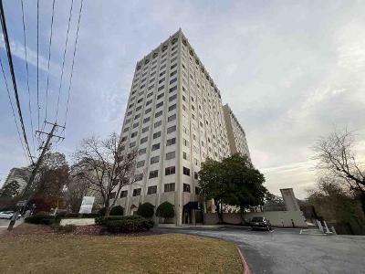 Peachtree Rd NE Apt in Atlanta - Image 1