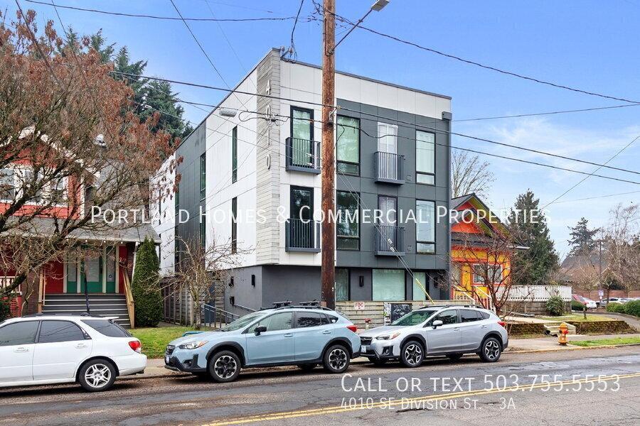 Studio in Modern Setting Near Restaurants, Cafes, Bars / … in Tigard - Image 1