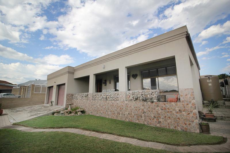 House 2819-ref-296 for Sale in Reebok, Reebok in Mossel Bay - Image 1