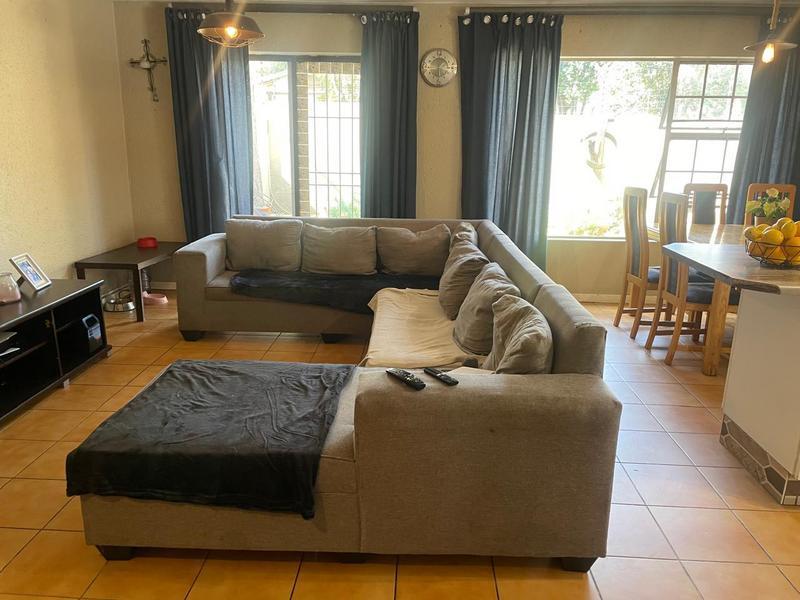 Apartment / Flat 1990-ref-5313 for Rent in Eastleigh Ridge, … in Johannesburg - Image 1