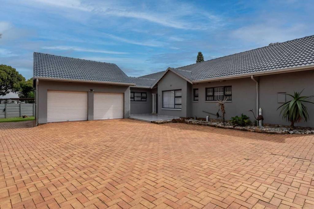 MODERN MASTERPIECE in Johannesburg - Image 1