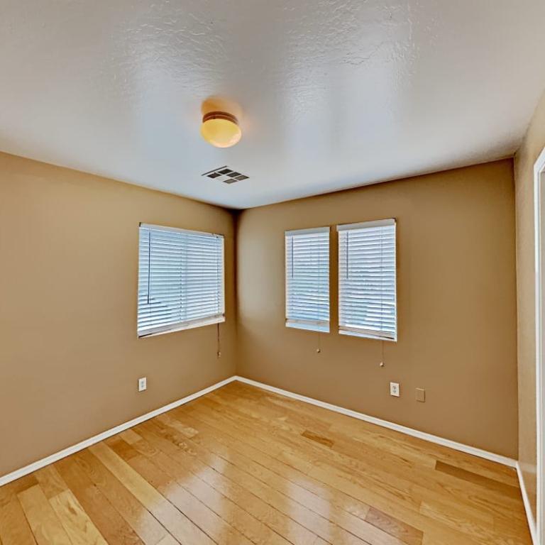 Charming Home For Immediate Move In in Phoenix - Image 3