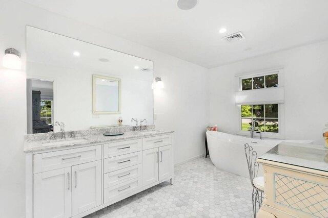 Oneck Pl, Westhampton Beach, Home For Rent in Westhampton beach - Image 1