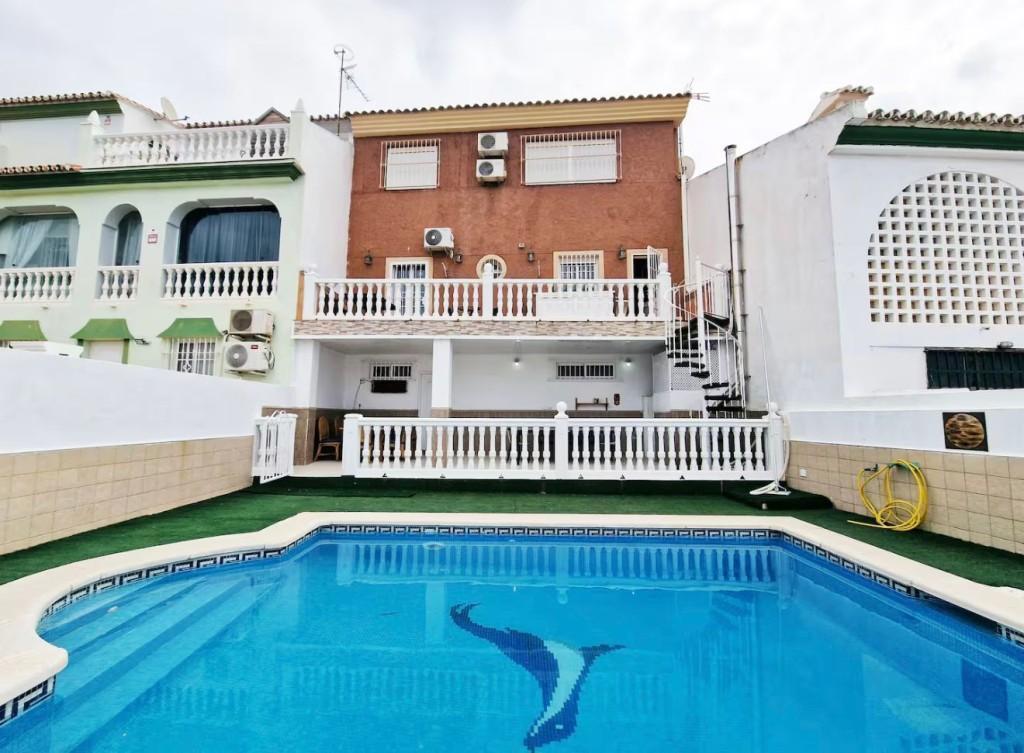 ESPECTACULAR CHALET ADOSADO CON PISCINA PRIVADA, ¡TIENES … en Málaga - Imagen 1