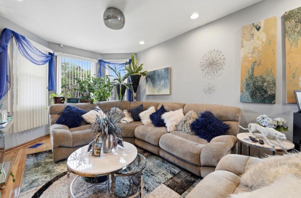 MASSIVE PRIMARY BEDROOM FOR SALE in Chicago - Image 3