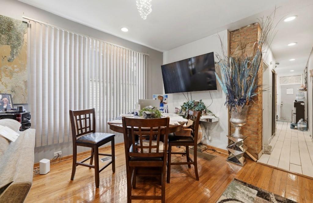 MASSIVE PRIMARY BEDROOM FOR SALE in Chicago - Image 4