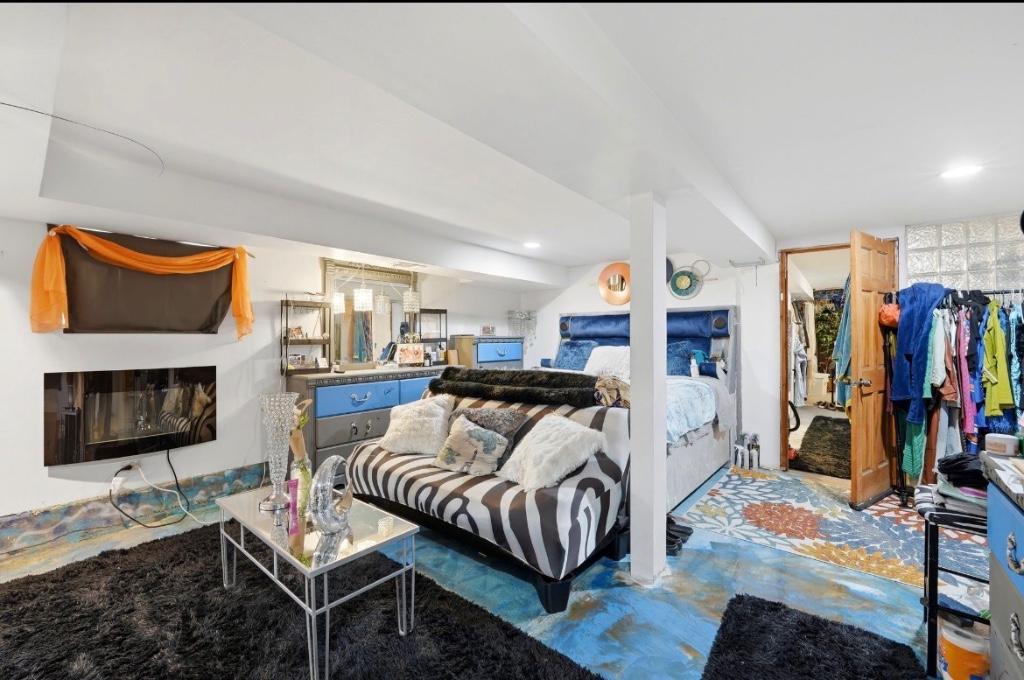 MASSIVE PRIMARY BEDROOM FOR SALE in Chicago - Image 8