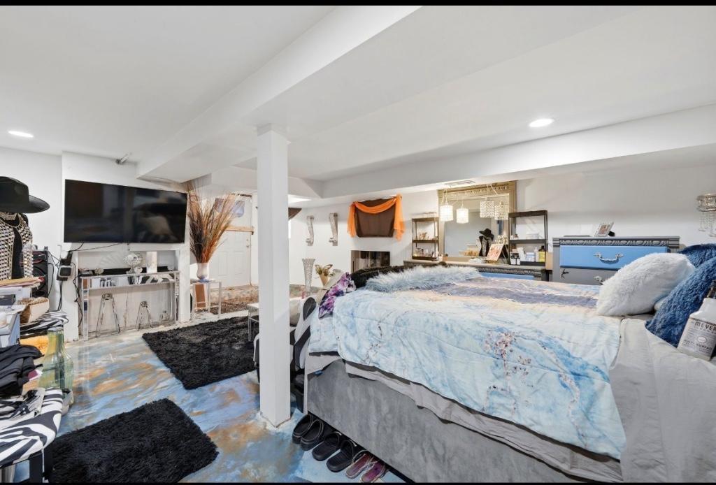MASSIVE PRIMARY BEDROOM FOR SALE in Chicago - Image 10