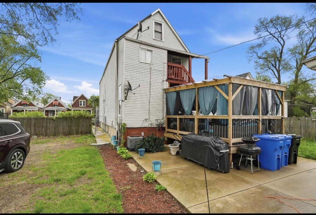 MASSIVE PRIMARY BEDROOM FOR SALE in Chicago - Image 9