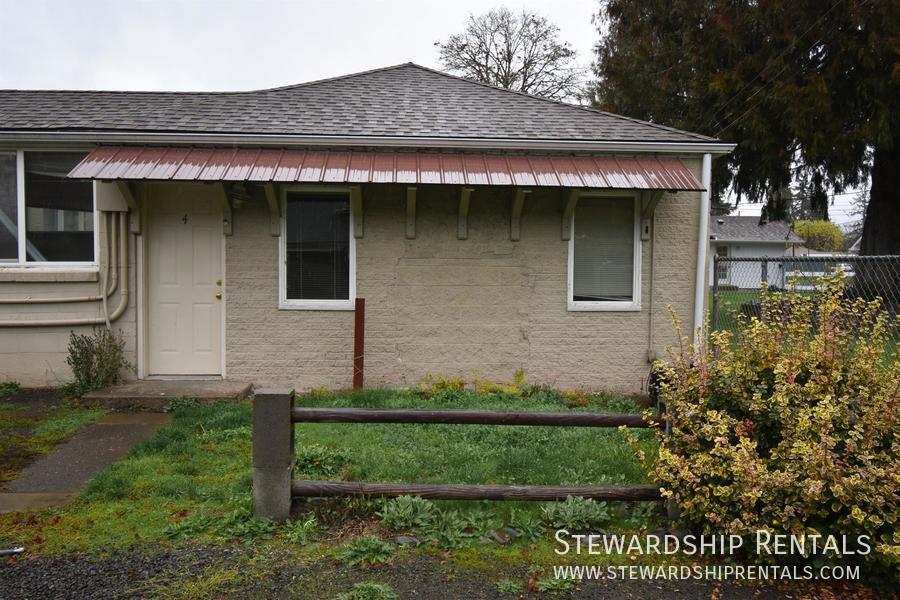 2 bedroon duplex - Oakridge in Eugene - Image 1