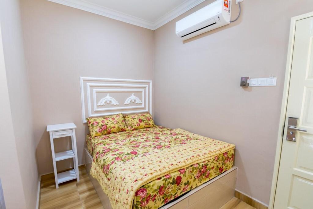 Fella Homestay Bandar Baru Uda Queen Bed 3 en France - Photo 1