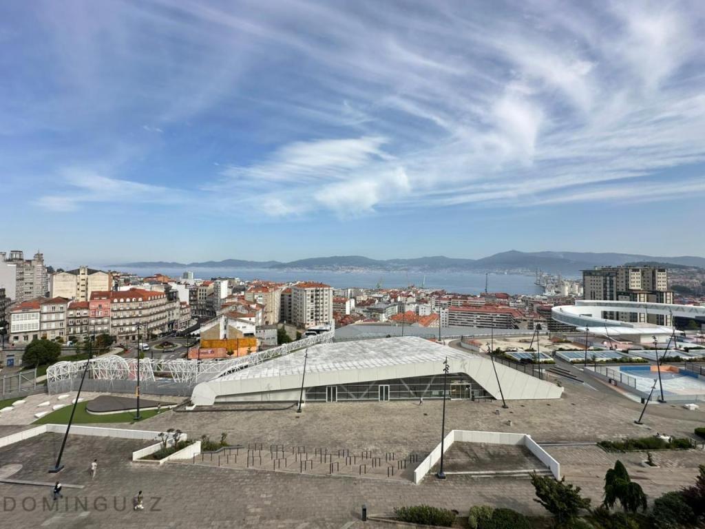 PISO ALTO CON IMPRESIONANTES VISTAS A LA RÍA FRENTE A VIALIA en Vigo - Imagen 1