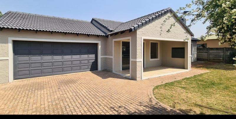 House 761-ref-3976 for Rent in Kookrus, Meyerton in Vereeniging - Image 1
