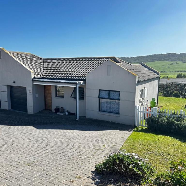 House 1258-ref-2157 for Sale in Reebok, Reebok in Mossel Bay - Image 1