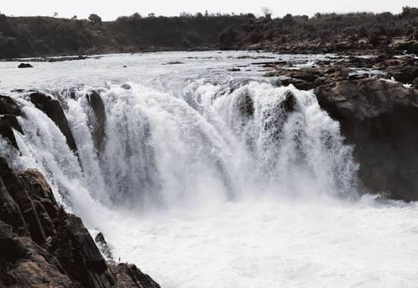 Waterfall and Marble Rocks Tour in Bhedaghat in Jamnagar - Image 1