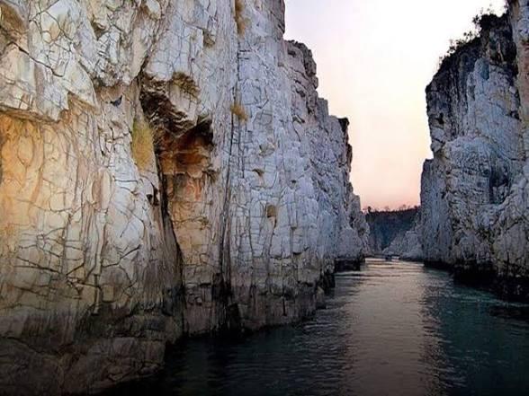 Waterfall and Marble Rocks Tour in Bhedaghat in Jamnagar - Image 2
