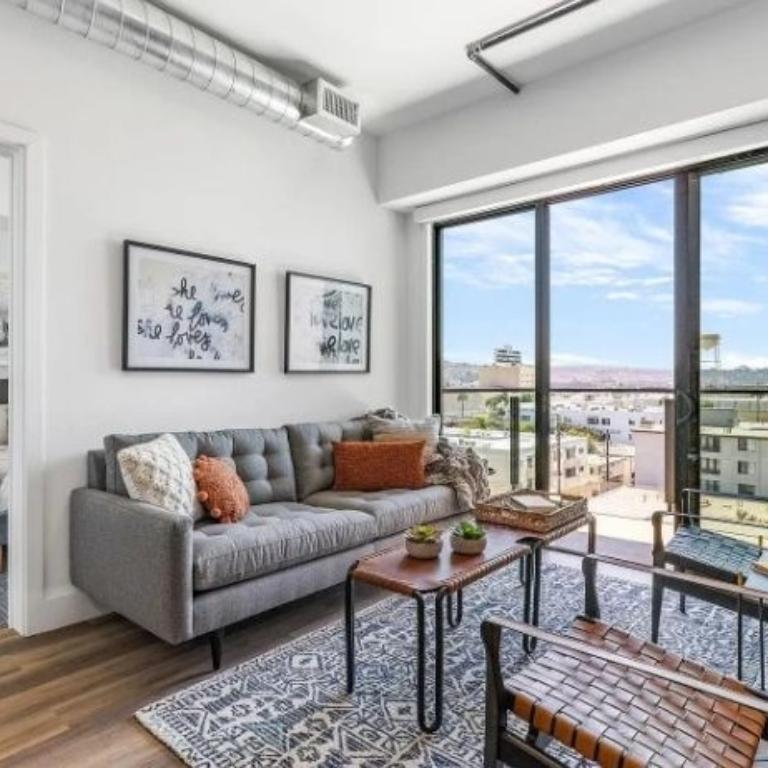 Modern Luxury Apartment For Rent in Santa Monica - Image 3