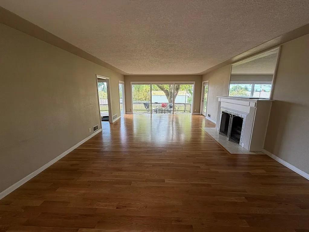 BEAUTIFUL HOME FOR RENT IN THE HEART OF SALEM,PLENTY OF SPACE in Salem - Image 1