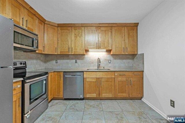Village Ct, Fort Lee, Home For Rent in North Bergen - Image 1