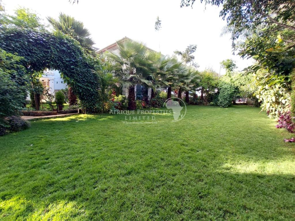 6 Bedroom Luxury Mansion With 2 DSQS For Rent In Runda in Kenya - Image 18