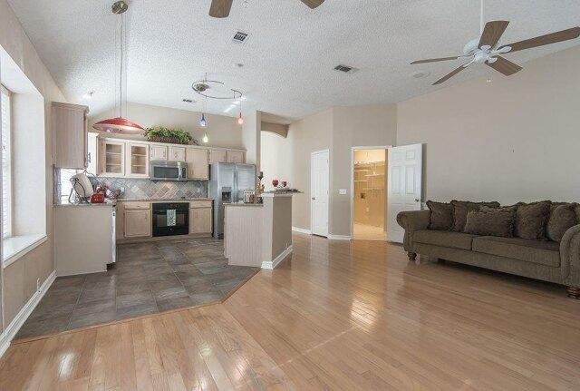 Waters Dr, Irving, Home For Rent in Irving - Image 1