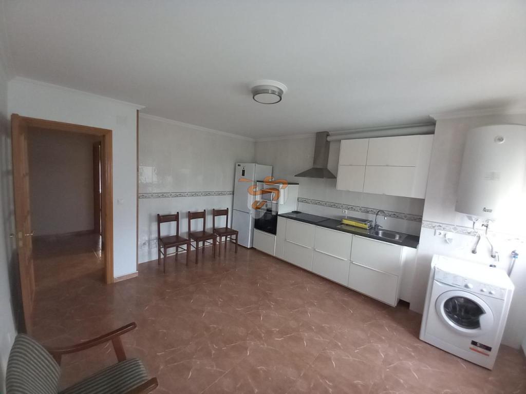 Estudio sin muebles en Ferrol - Imagen 1