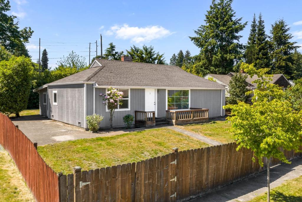 Charming 3 Bedroom Ridgecrest Rambler with Spacious Backyard in Shoreline - Image 1