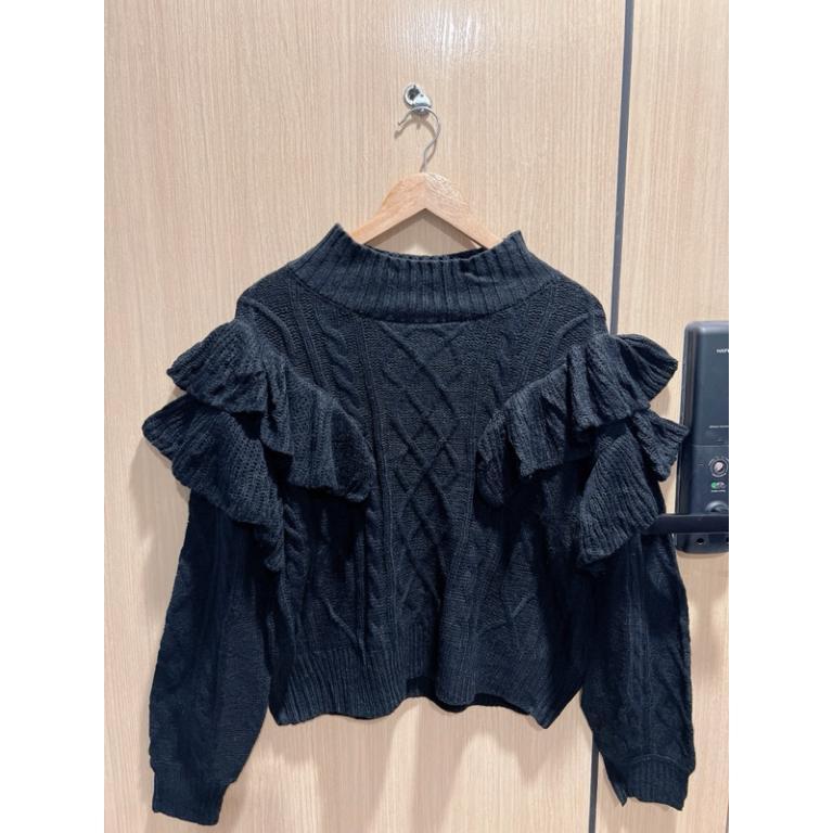 Second Hand Brand Rare Sweater Woven With Ruffles Soft … in North-Eastern Islands - Image 1