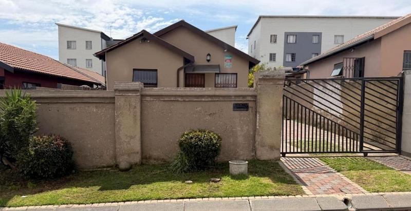House 2765-ref-1897 for Rent in Fleurhof, Roodepoort in Soweto - Image 1