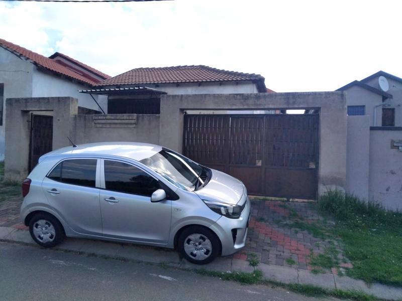 House 2765-ref-1902 for Rent in Fleurhof, Roodepoort in Soweto - Image 1