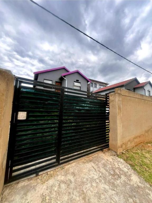 House 2765-ref-1832 for Rent in Fleurhof, Roodepoort in Soweto - Image 1