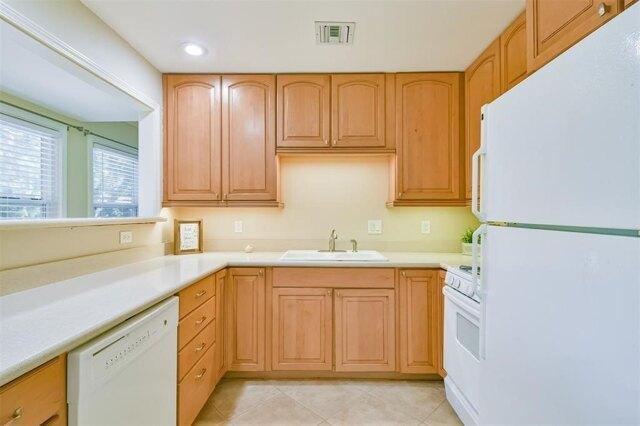 Dolphin Ave, Galveston, Home For Rent in Galveston - Image 1