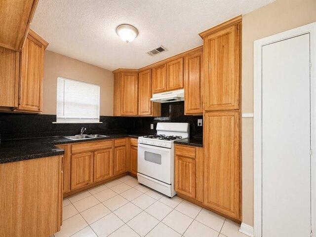 Juliabora St, Houston, Home For Rent in Pasadena - Image 1