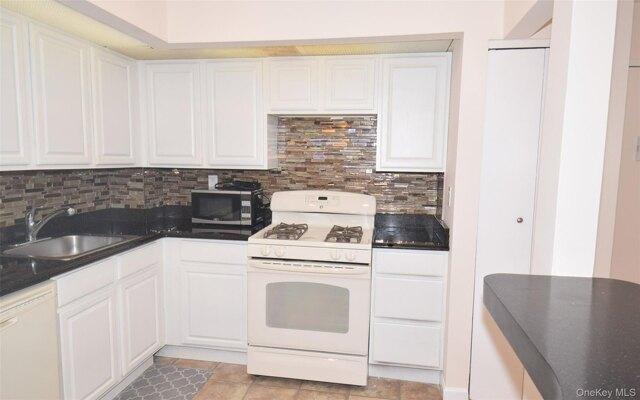 - Emily Rd Unit L, Bayside, Condo For Rent in Queens - Image 1