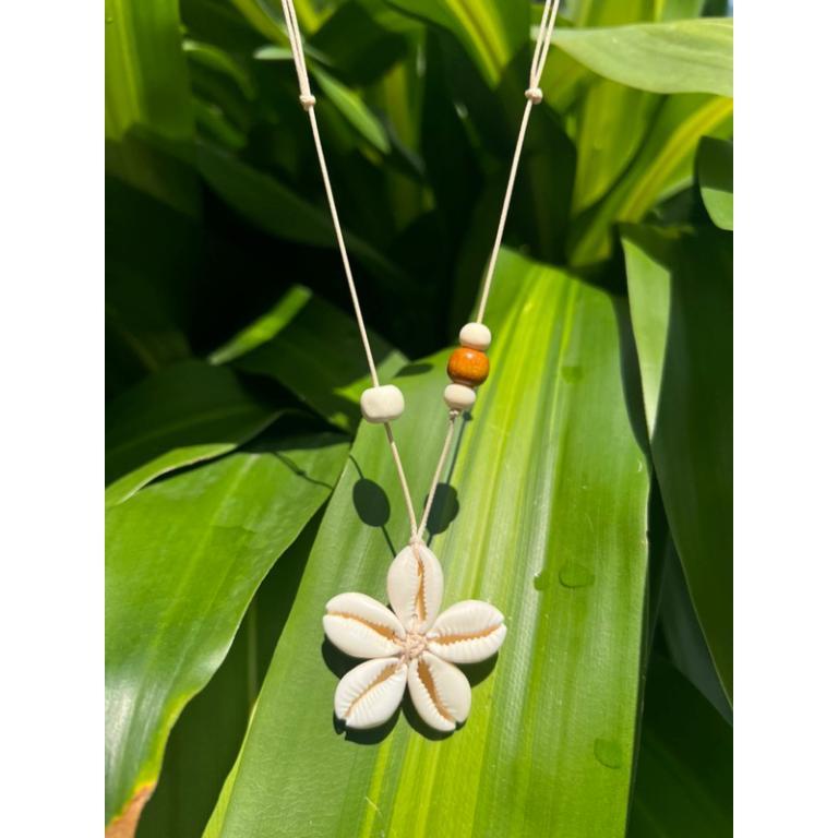 Shell necklace with flower petals and beige string, … in Kuala Lumpur - Image 1