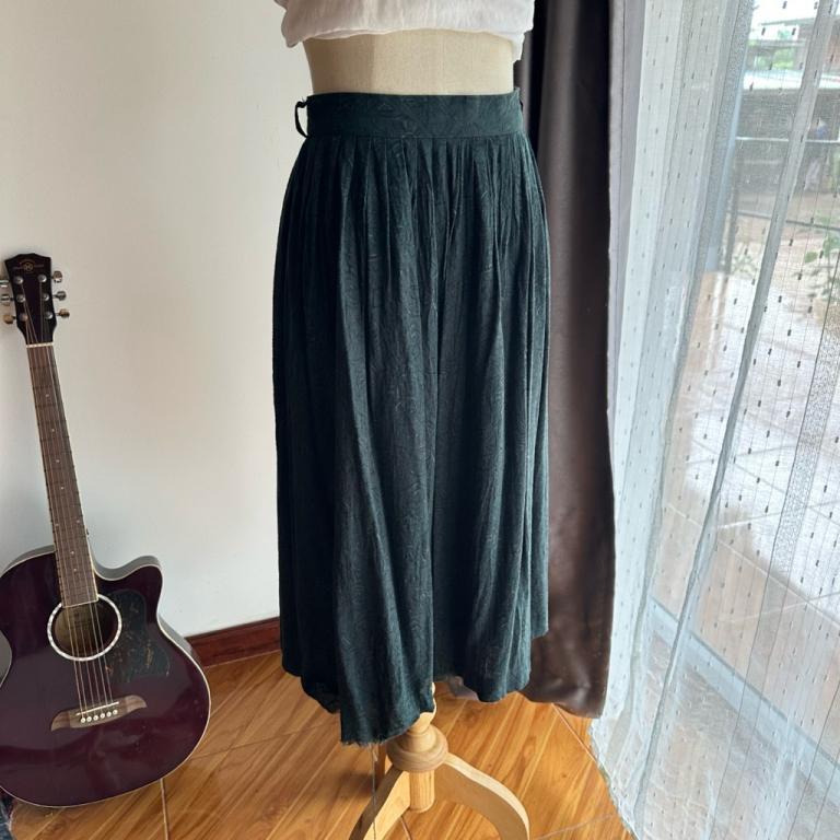 F161 Defects Second-Hand Skirt (Washed And Cleaned) in Bishan - Image 1