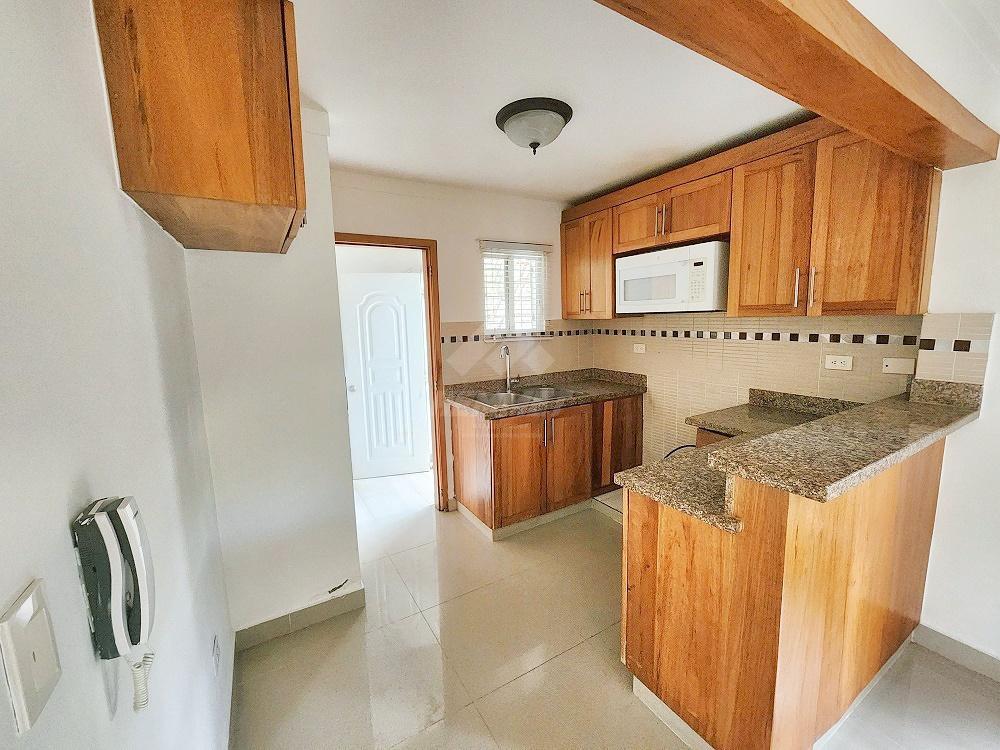 APARTAMENTO CON TERRAZA Y PARQUEOS TECHADOS JARDINES DEL ESTE en Licey al Medio - Imagen 4