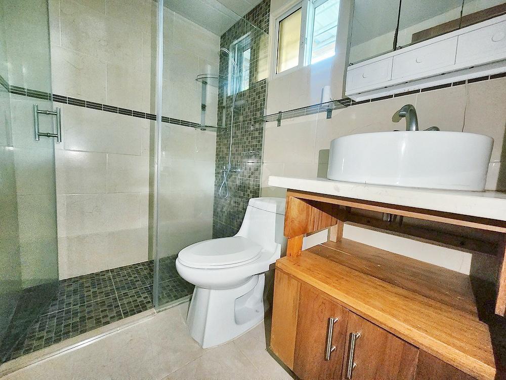 APARTAMENTO CON TERRAZA Y PARQUEOS TECHADOS JARDINES DEL ESTE en Licey al Medio - Imagen 10
