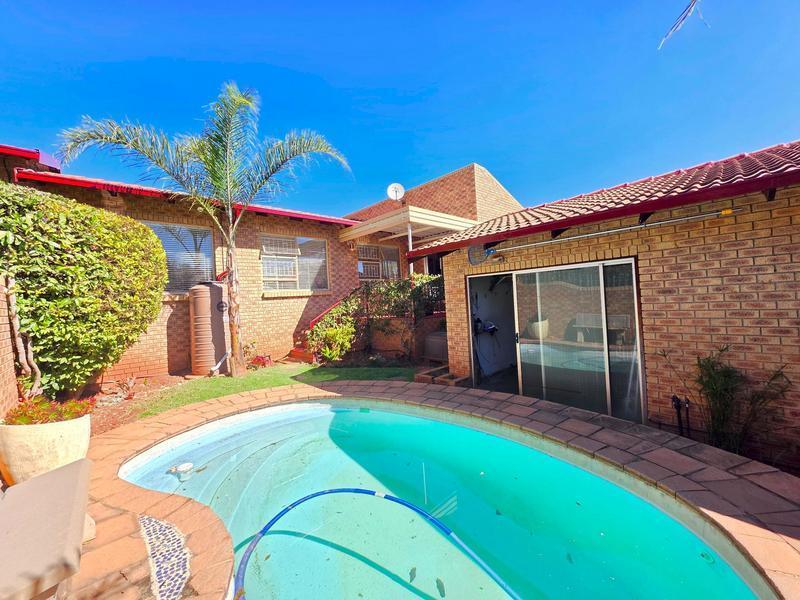 Townhouse 902-ref-4032 for Rent in Roodekrans, Roodepoort in Krugersdorp - Image 1