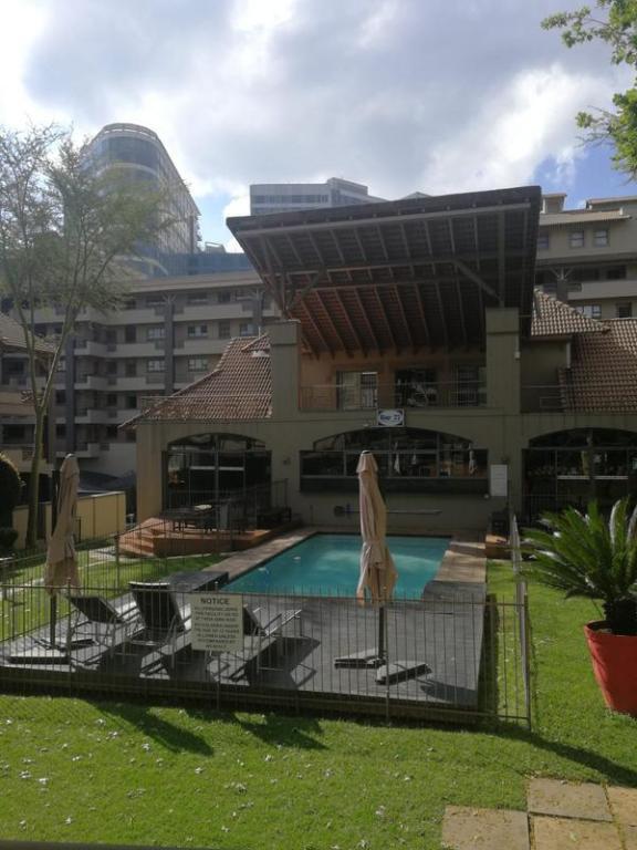 Complex 2159-ref-216 for Rent in Benmore, Sandton in Edenvale - Image 1