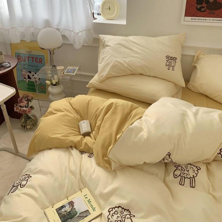 Simple Style Quilt Cover Student Dormitory Four-Piece … in Geylang - Image 1