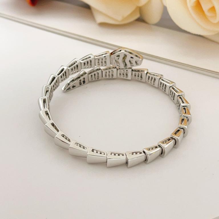 B * G/Unique Snake-Shaped Diamond-Studded Open Bracelet … in Bukit Batok - Image 1