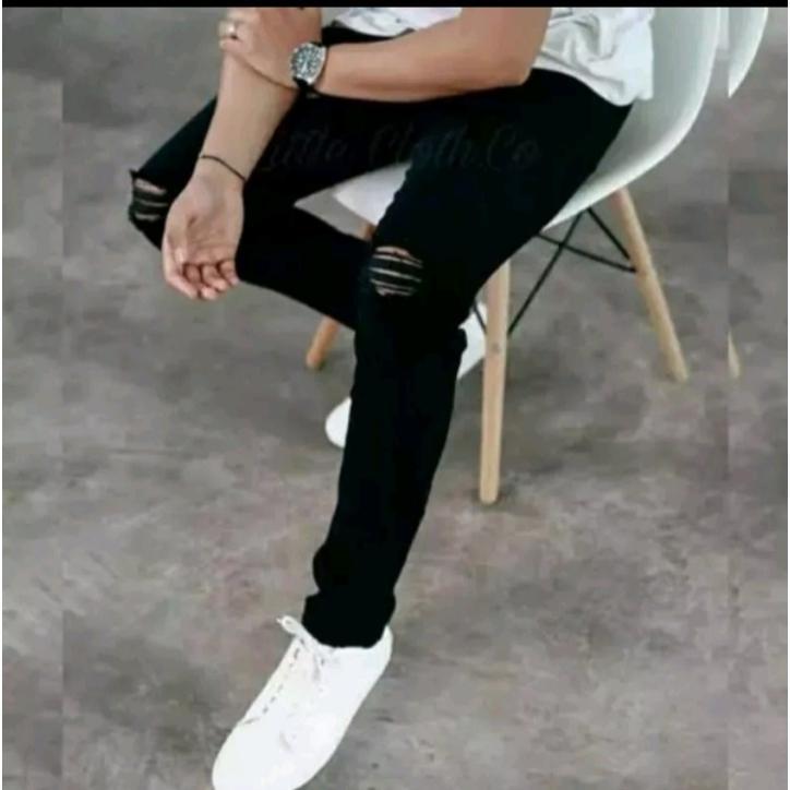 Trendy RIPPED JEANS in Geylang - Image 1