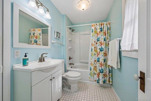 N Walk, Riverhead, Home For Rent in Hamptons - Image 1
