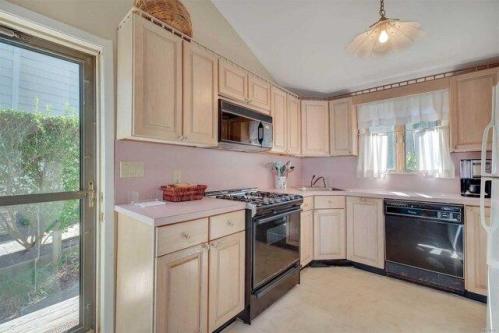 A Oakhurst Rd, Hampton Bays, Home For Rent in Hamptons - Image 1